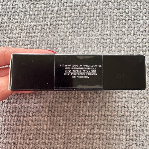 Fenty Beauty Cheeks Suede Powder Blush – Bubble Bands (Shimmering Hot Pink) - Picture 7 of 13